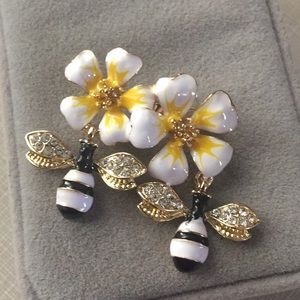 Beautiful enamel crystals Bee flowers pin/ Brooch